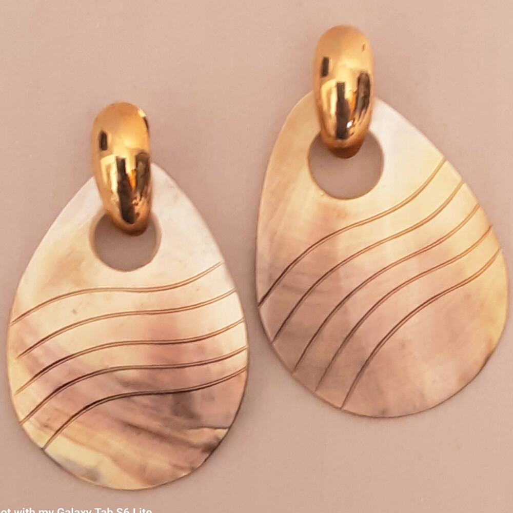 💎Two Earrings In One Small Gold Tone Huggies Holding Large MOP Shells